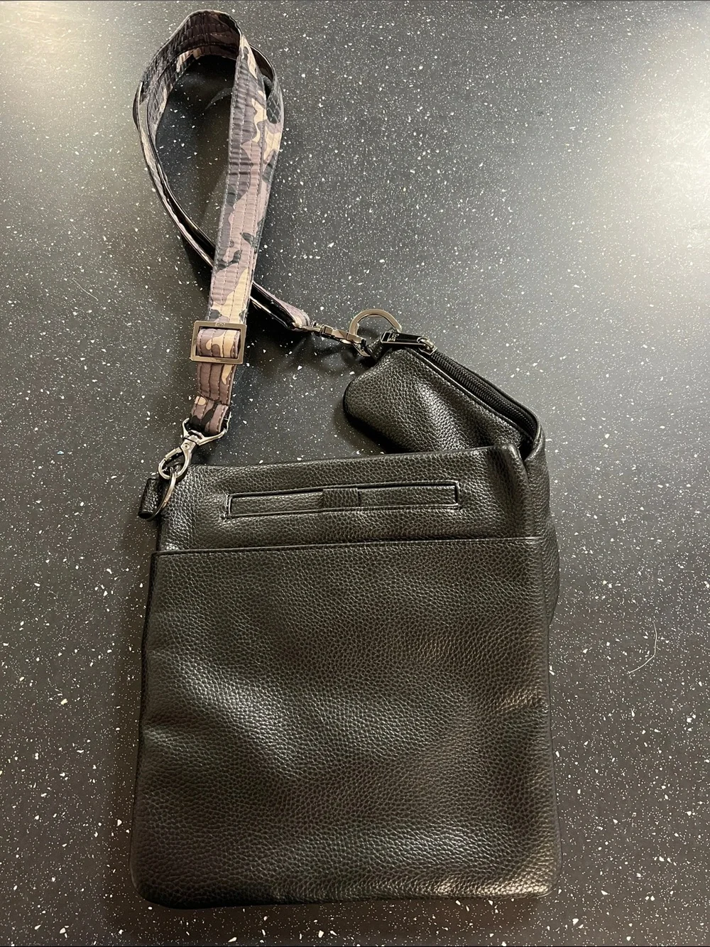 lug compact black